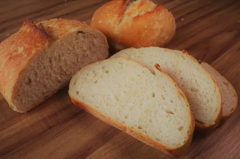 Pane fatto in casa con crosta croccante